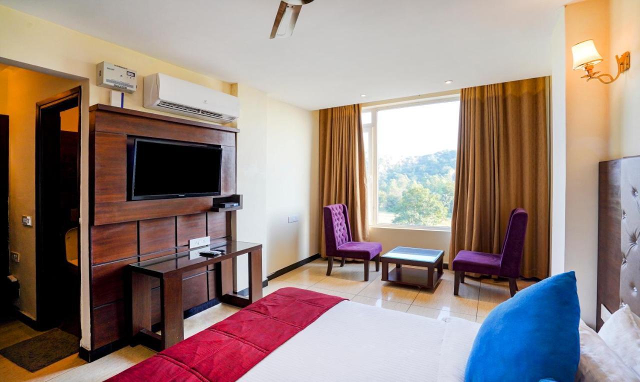 Redwood Resort Panchkula Exteriör bild